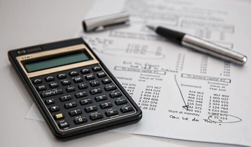 une calculette et un stylo sont posés sur une feuille de crédit impôt recherche