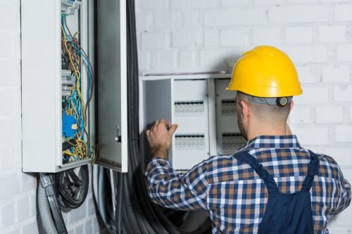 electricien-en-intervention-avec-un-casque-jaune